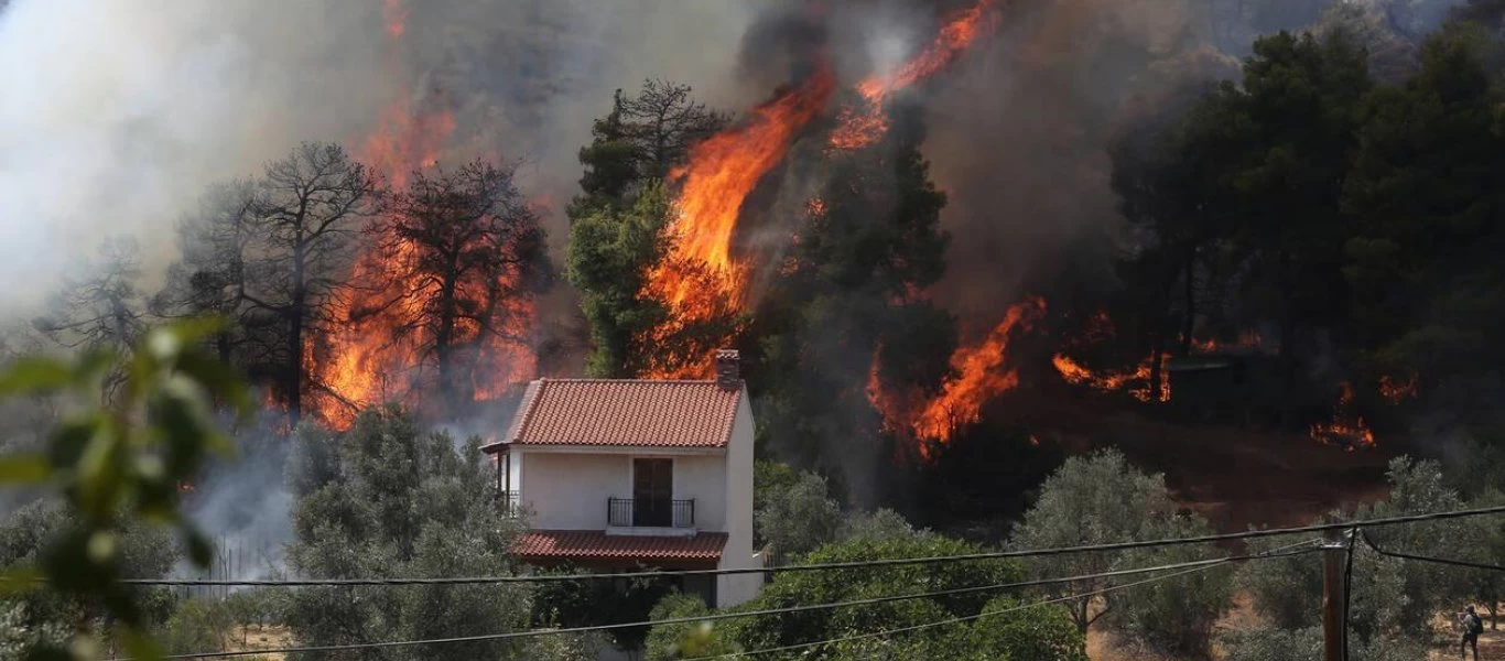 Ανεξέλεγκτη η φωτιά στην Εύβοια: Τρεις πυροσβέστες με εγκαύματα στο Κέντρο Υγείας Μαντουδίου